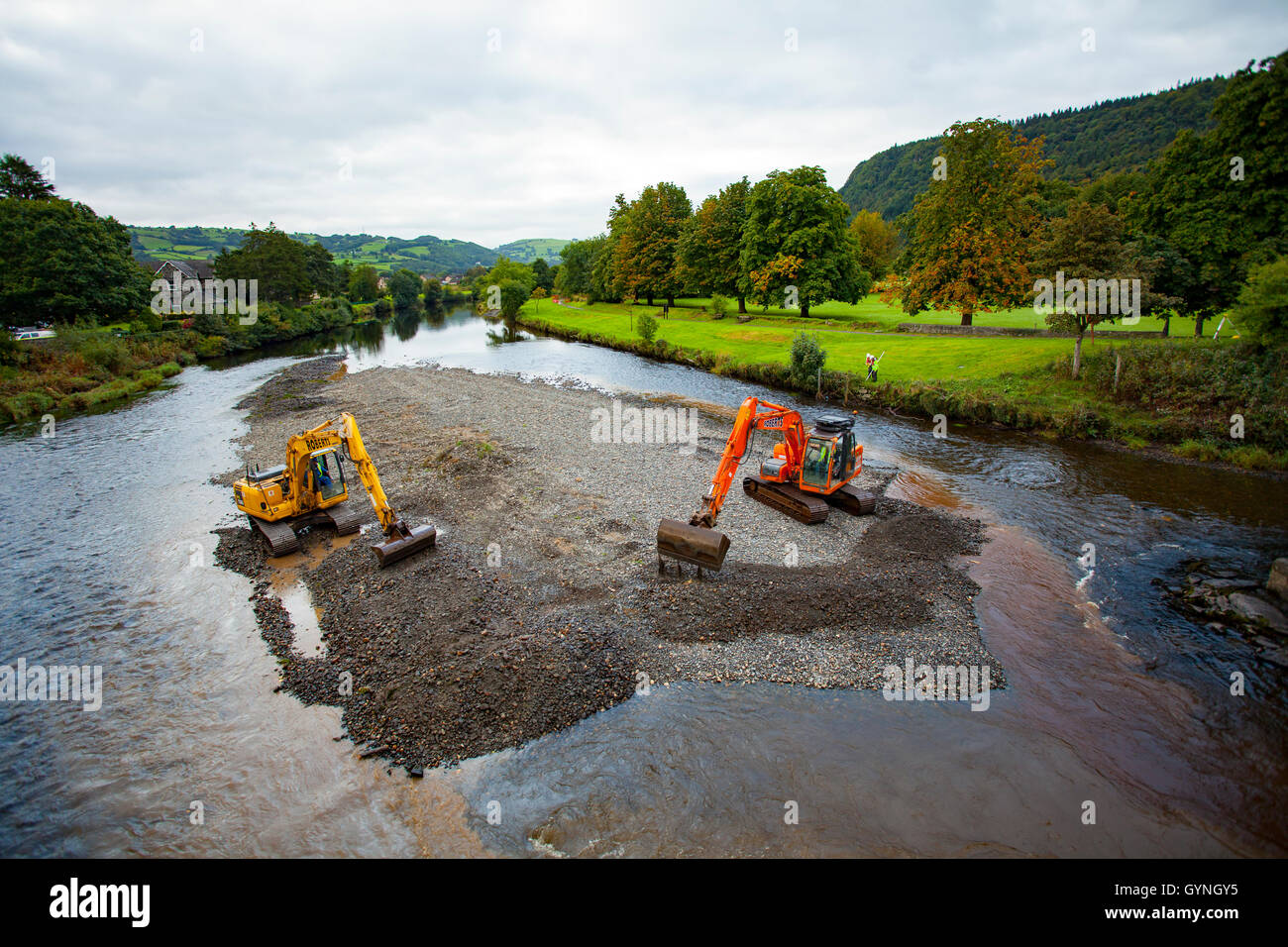 L'autorisation a été accordée et le travail commence sur le dragage de la rivière Conwy pour prévenir les inondations dans la vallée qui est notoire pour l'inondation. Diggers at work l'excavation de la rivière pour l'hiver Banque D'Images