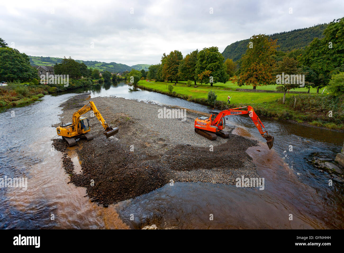 L'autorisation a été accordée et le travail commence sur le dragage de la rivière Conwy pour prévenir les inondations dans la vallée qui est notoire pour l'inondation. Diggers at work l'excavation de la rivière pour l'hiver Banque D'Images