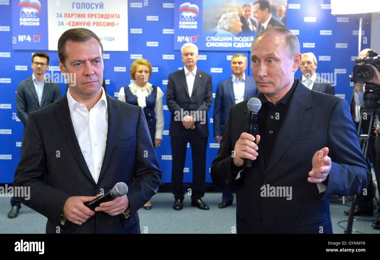 Moscou, Russie. 18 Septembre, 2016. Le président russe Vladimir Poutine et le Premier ministre russe Dmitri Medvedev s'adresser aux médias au parti Russie Unie siège électoral après le vote de la Douma le 18 septembre 2016 à Moscou, Russie. Le parti Russie unie a remporté 343 sièges sur un total de 450 à la Douma ouvrant la voie pour lui de se présenter pour un quatrième mandat de président. Credit : Planetpix/Alamy Live News Banque D'Images