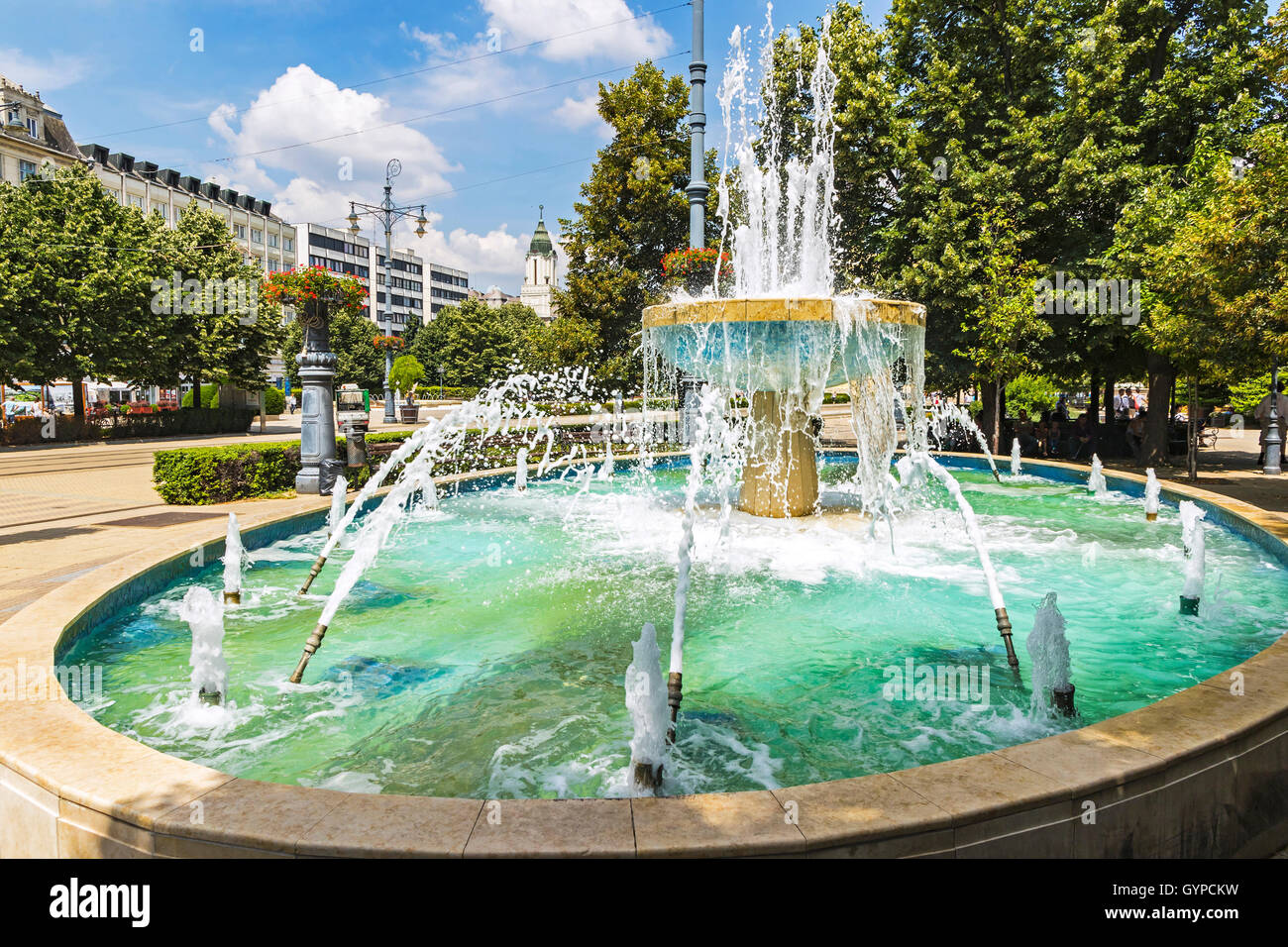 Fontaine à Kossuth square dans le centre-ville de Debrecen, Hongrie Banque D'Images