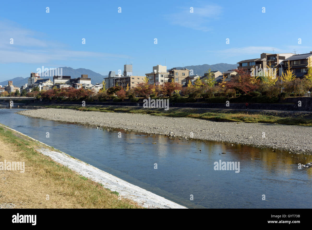 Kyoto, Japon - Nov 6, 2015 : vue sur la rivière Kamo au centre de Kyoto sur un beau jour d'automne. Banque D'Images