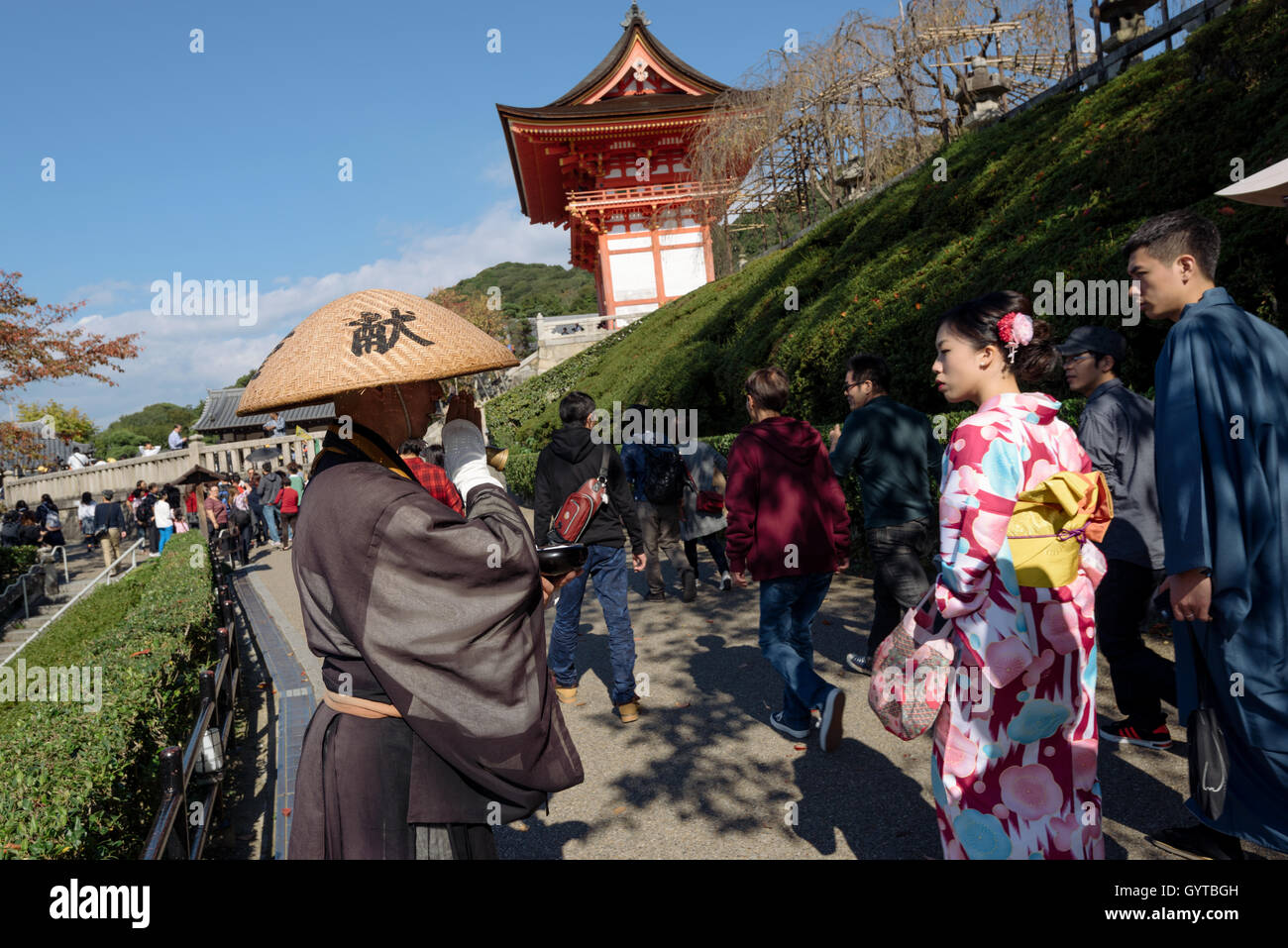 Kyoto, Japon - Nov 6, 2015 : le moine bouddhiste acceptent des dons de visiteurs au Temple Kiyomizu-dera à Kyoto. Banque D'Images