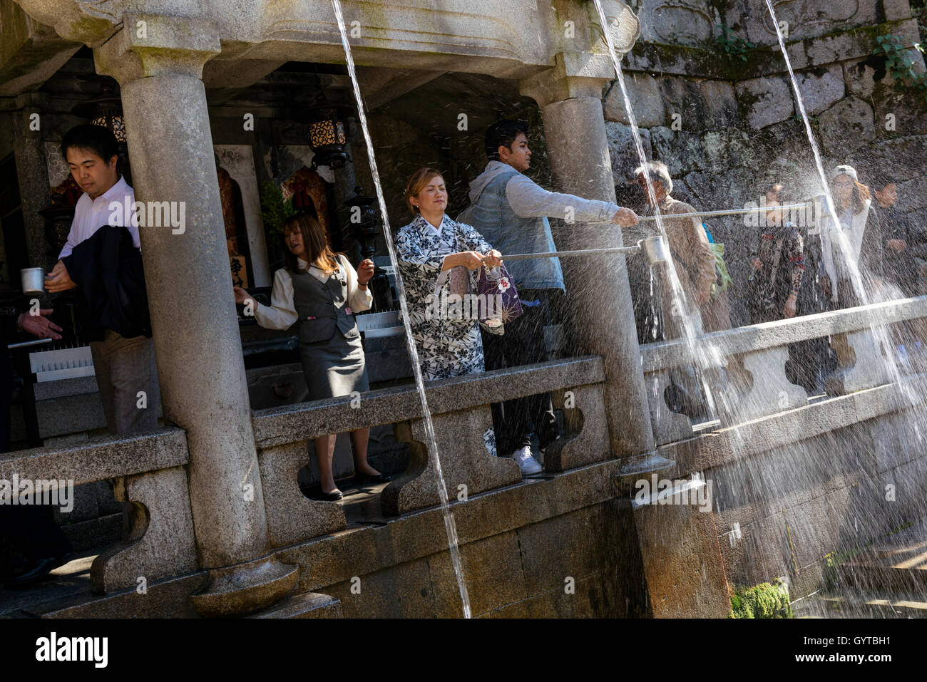 Kyoto, Japon - Nov 6, 2015 : les visiteurs de boire l'eau sainte de la cascade Otowa à Kyoto, Kiyomizu-dera. La cascade est d Banque D'Images