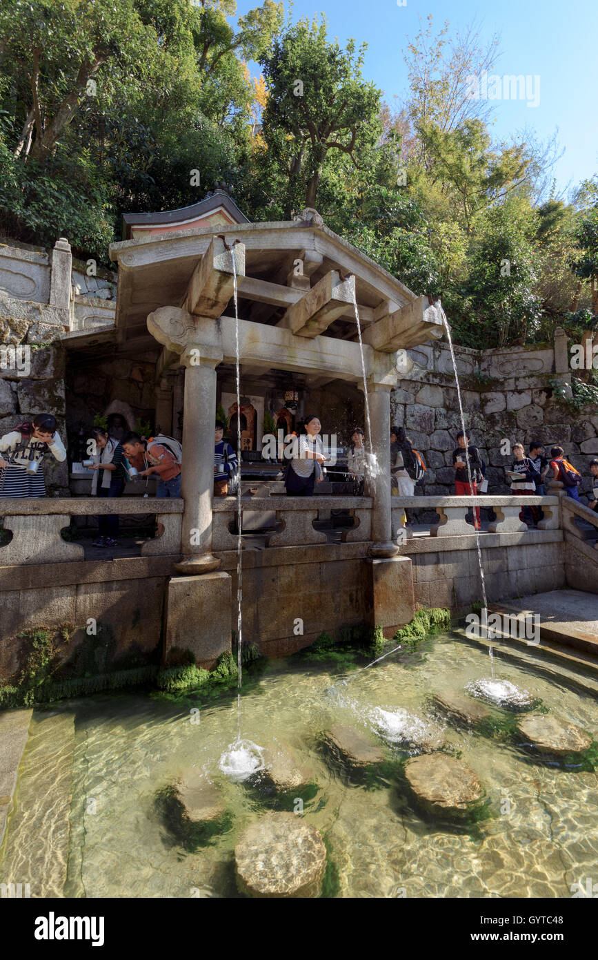Kyoto, Japon - Nov 6, 2015 : les visiteurs de l'eau potable le Saint de la cascade Otowa à Kyoto, Kiyomizu-dera. Banque D'Images