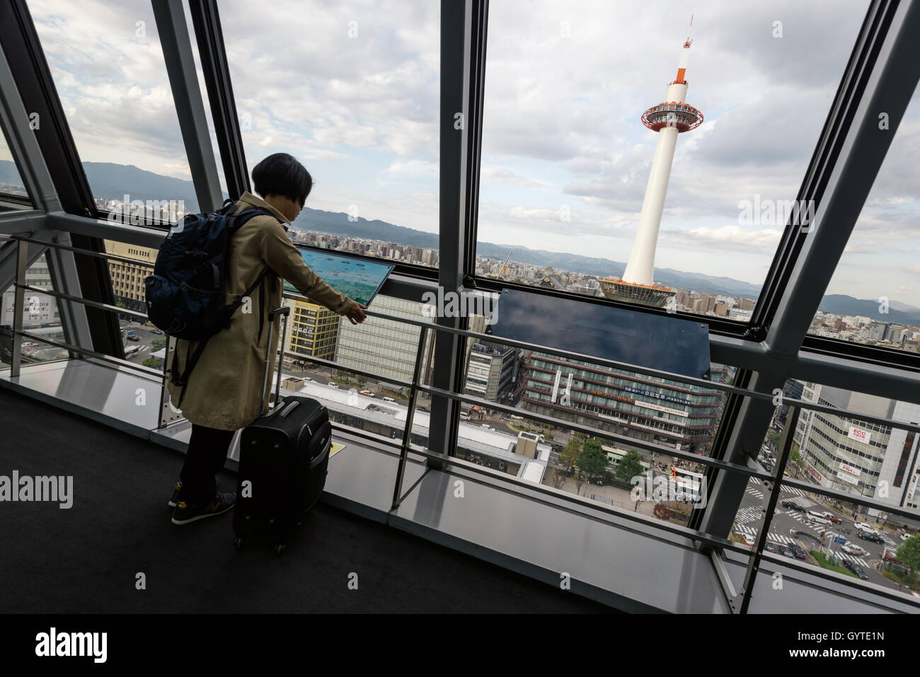 Kyoto, Japon - Nov 6, 2015 : une femme inconnue traveler en profitant de la vue de la Tour de Kyoto et Kyoto d'horizon. Banque D'Images