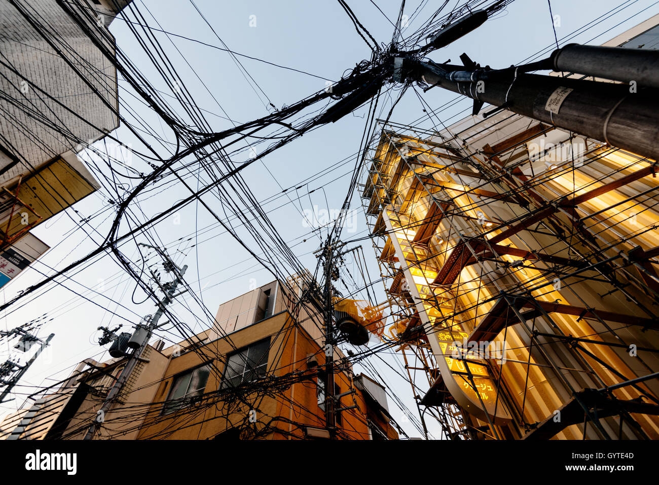 Kyoto, Japon - Nov 6, 2015 : les câbles électriques et les bâtiments à la poussière au quartier Miyagawacho à Kyoto. Banque D'Images
