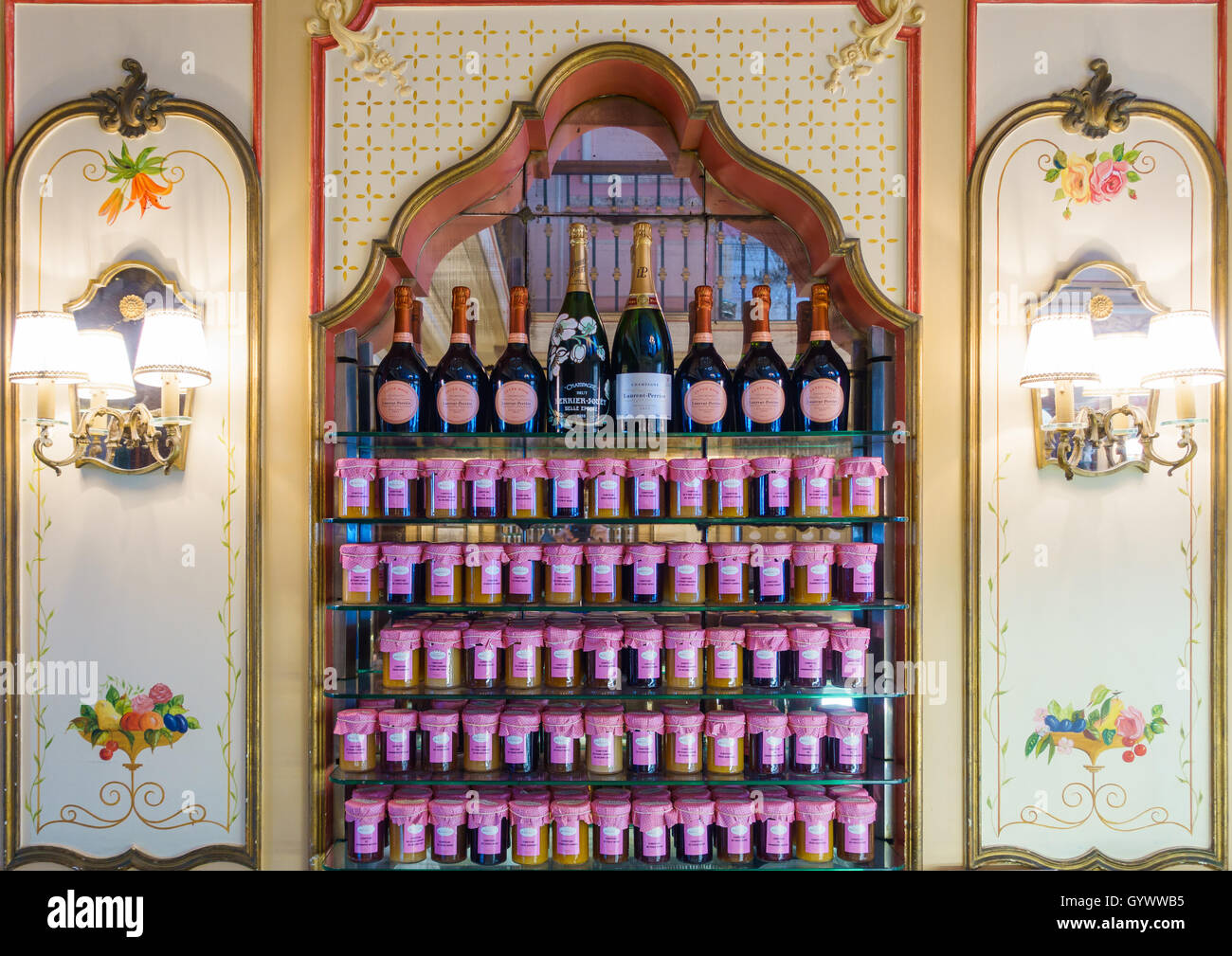 Des pots de confiture et des bouteilles de champagne sur l'affichage à Miremont de thé à Biarritz, France Banque D'Images