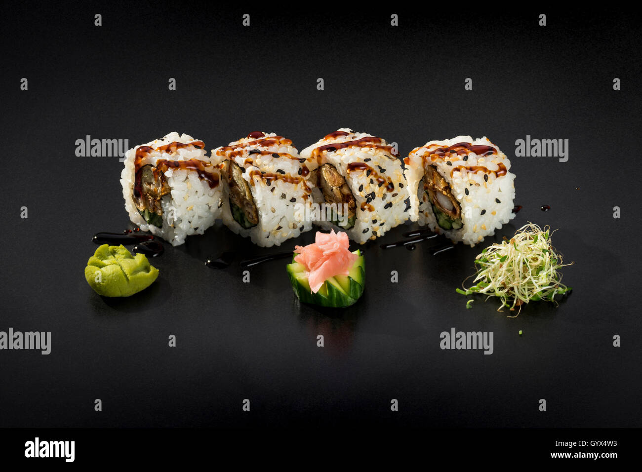 Petit ensemble d'alimentation japonais sushi Uramaki frais Banque D'Images