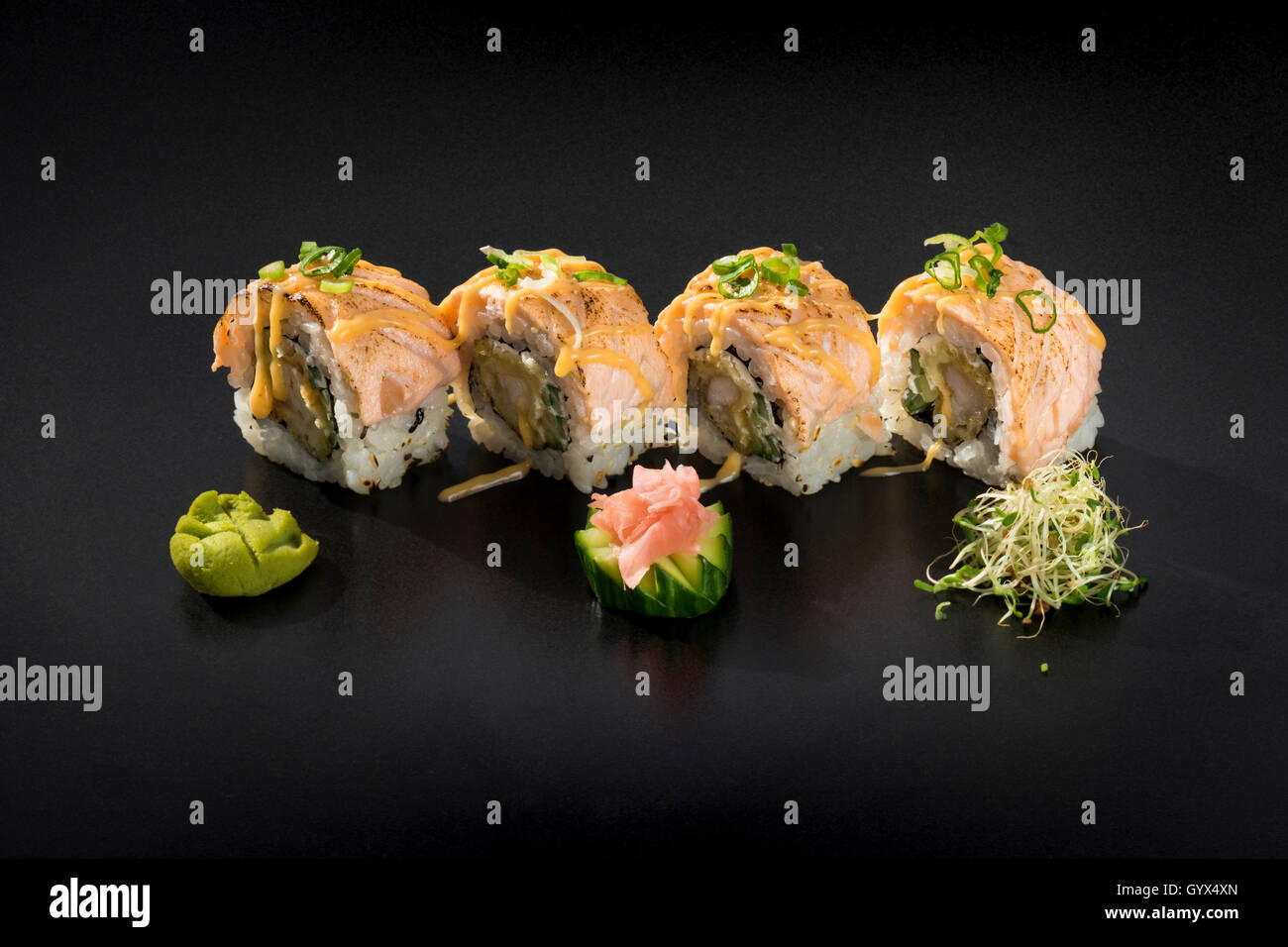 Petit ensemble de la nourriture japonaise sushi Uramaki Banque D'Images