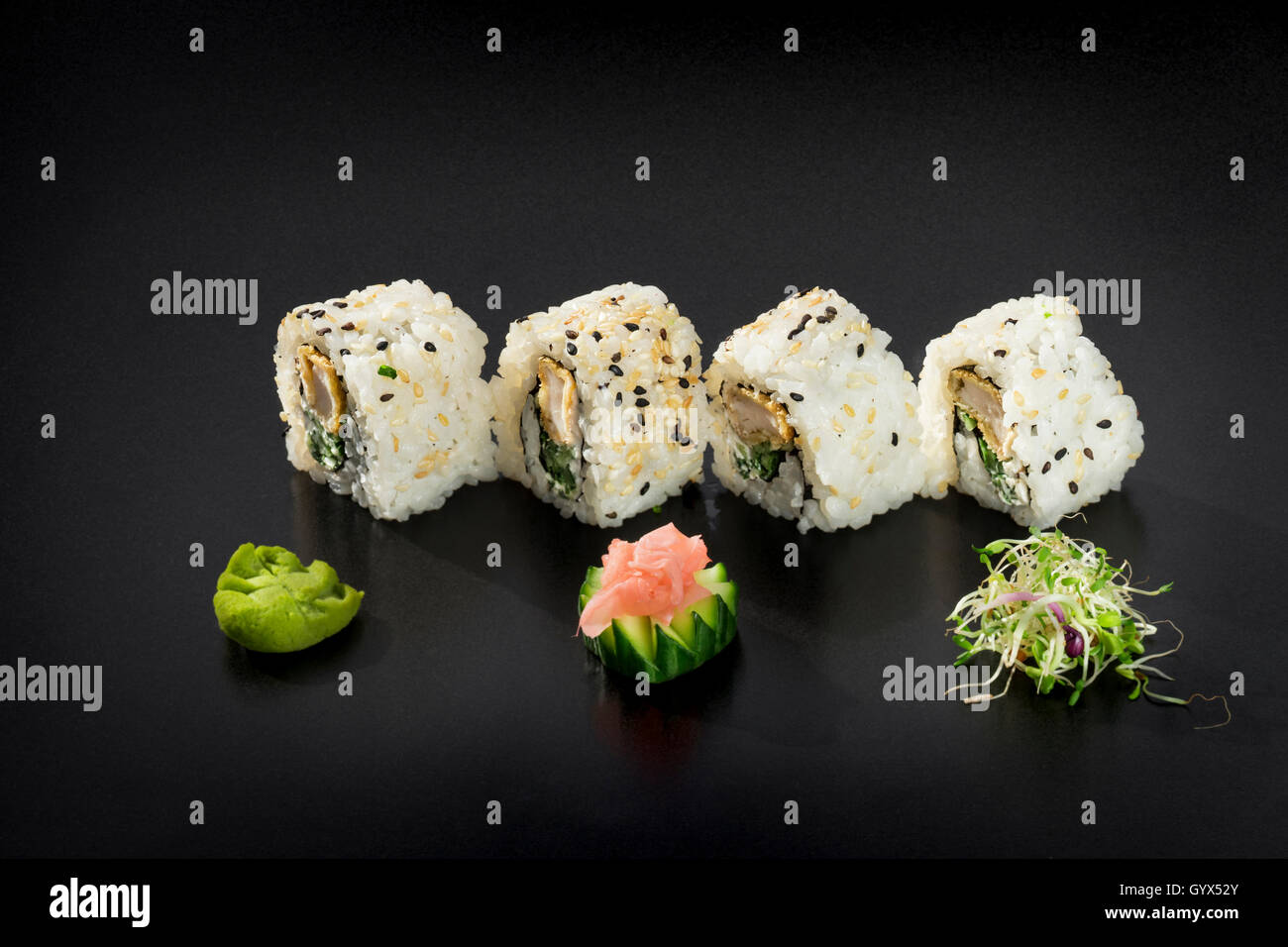 Différents types de sushis préparés dans le style japonais Banque D'Images