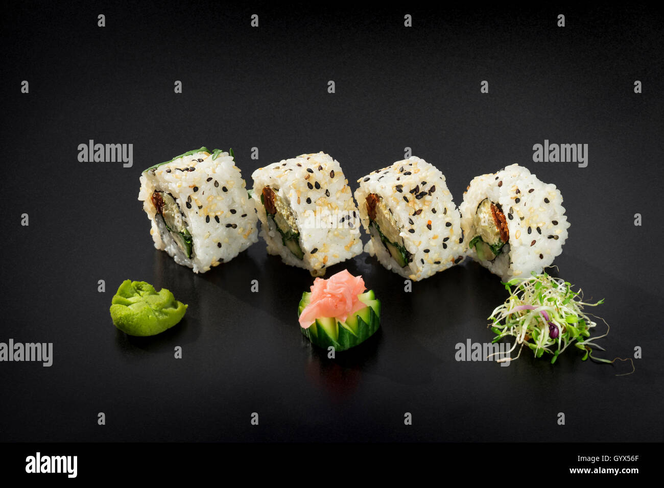 Différents types de sushis préparés dans le style japonais Banque D'Images