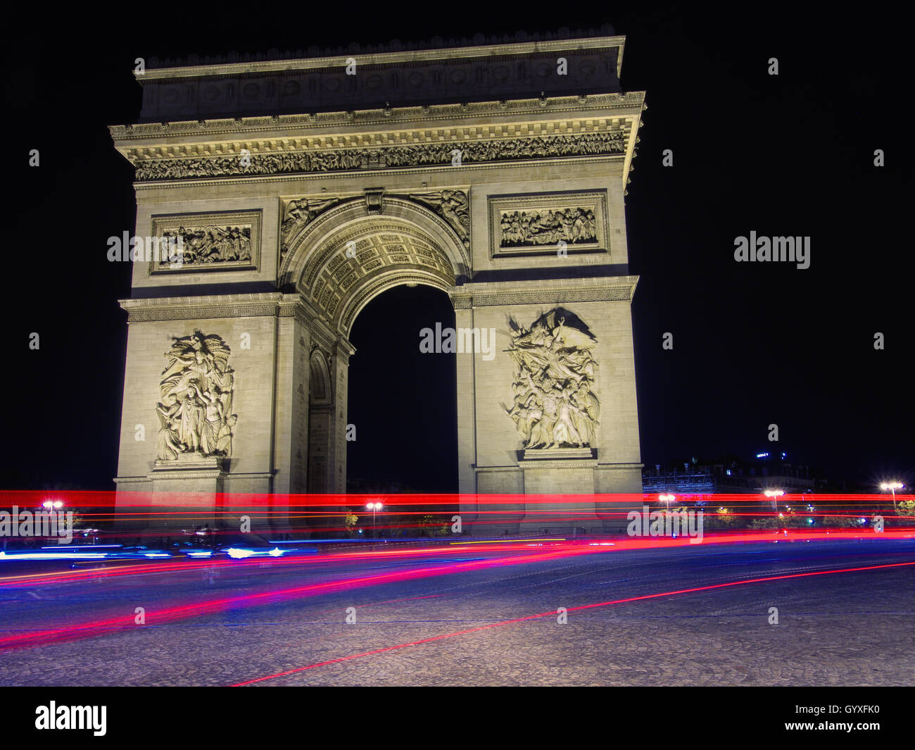 Triumphal Arch (Arc de Triomphe), au centre de la Place Charles de Gaulle, Paris, France, dans la nuit Banque D'Images