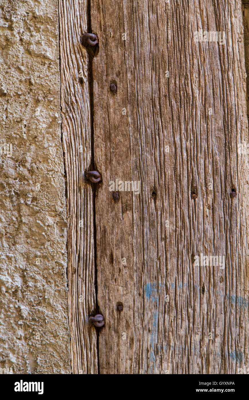 Close-up de porte en bois avec des clous rouillés, rough wood grain Banque D'Images