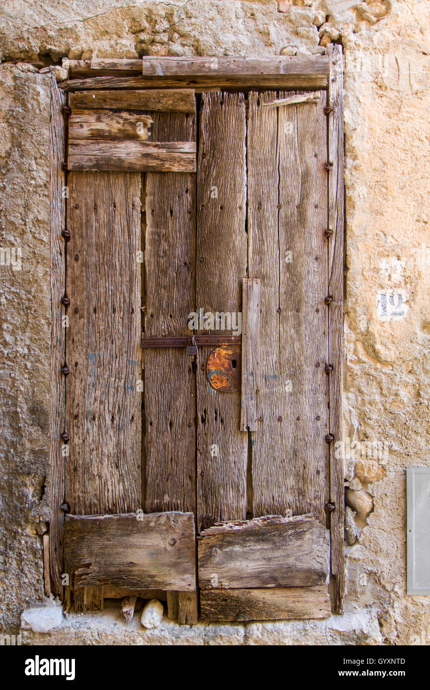 Porte de planche en bois avec des boulons de old grunge house, Italie Amantea Banque D'Images