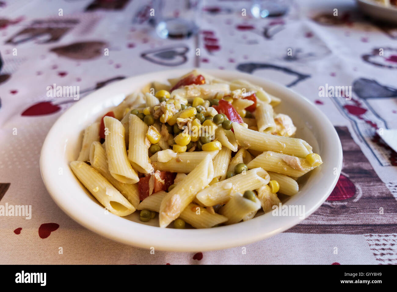 Salade de pâtes aux pois, maïs, thon et tomates Banque D'Images