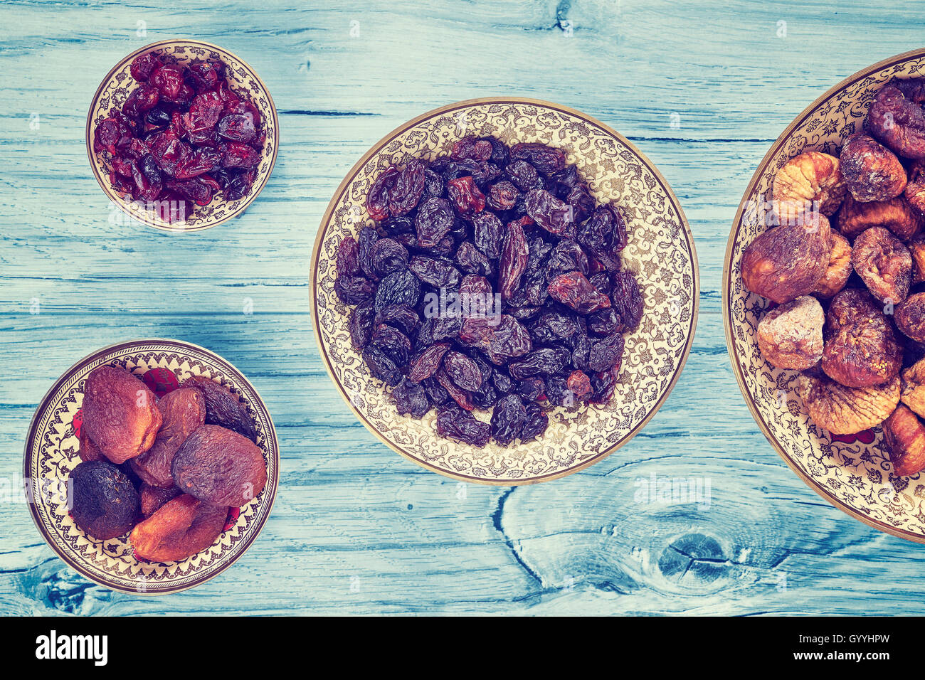 Les fruits secs dans des bols, vintage toning appliquée, vue d'en haut. Banque D'Images