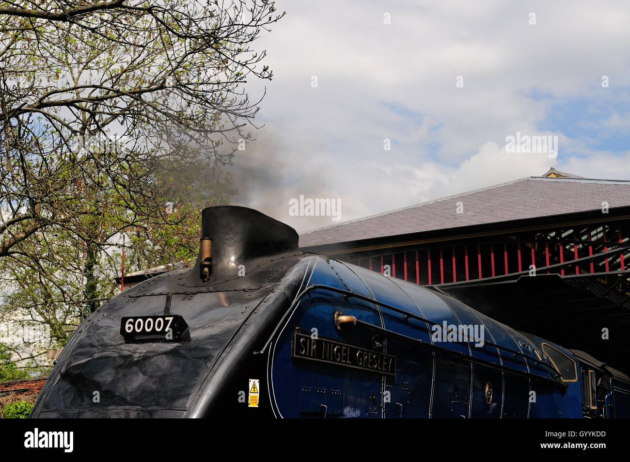 Classe A4 Pas du Pacifique 60007 «Sir Nigel Gresley' sous le nouveau toit à Pickering-station sur le North Yorkshire Moors Railway. Banque D'Images