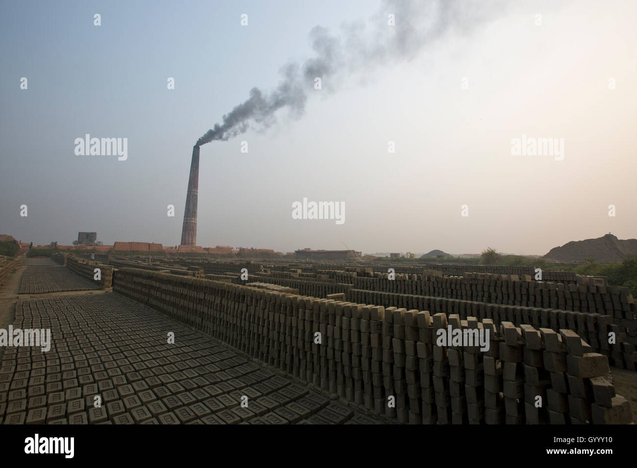 Une cheminée d'une brickfield émet de la fumée noire à Amin Bazar. Dhaka, Bangladesh. Banque D'Images