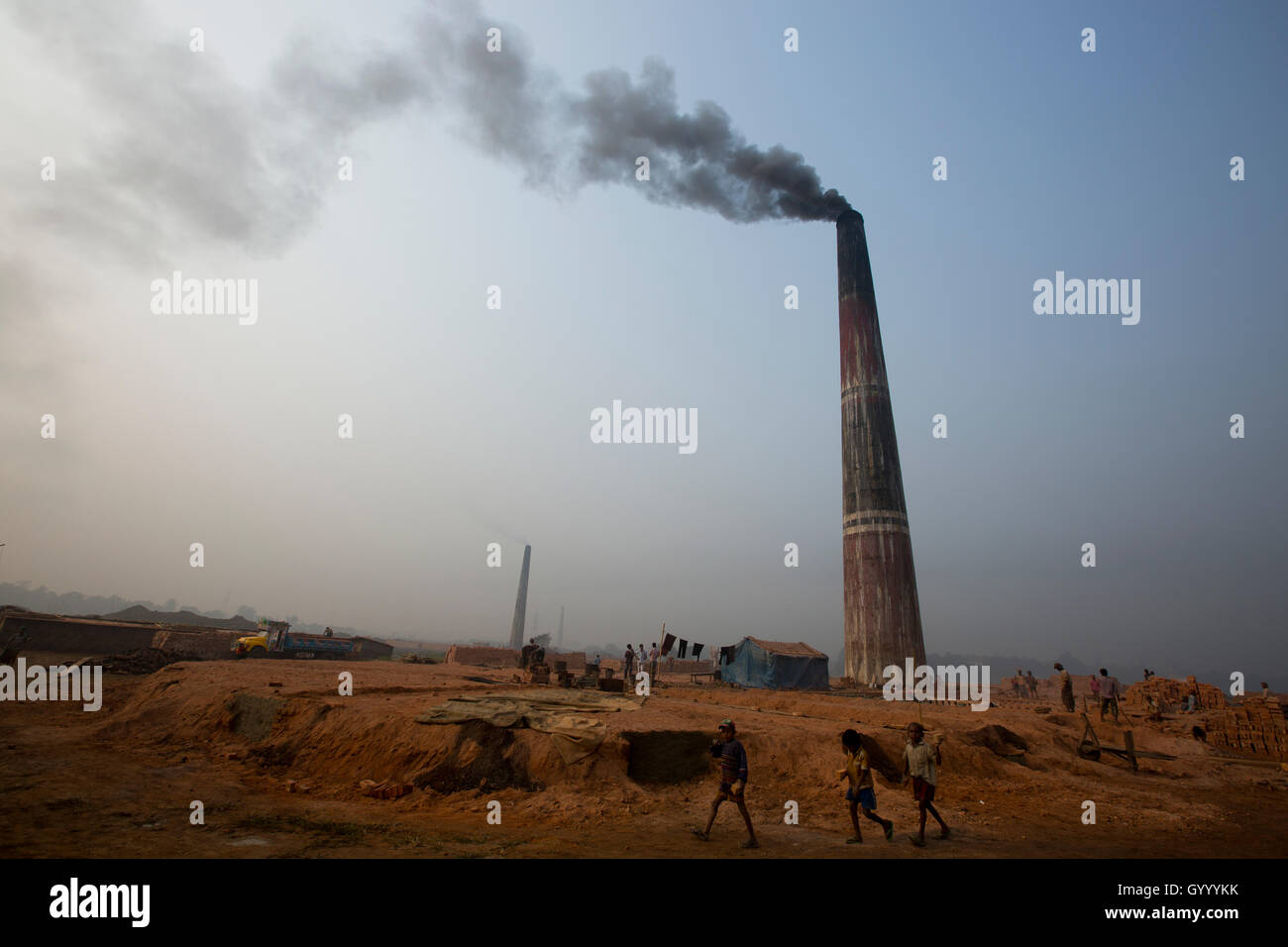 Une cheminée d'une brickfield émet de la fumée noire à Amin Bazar. Dhaka, Bangladesh. Banque D'Images