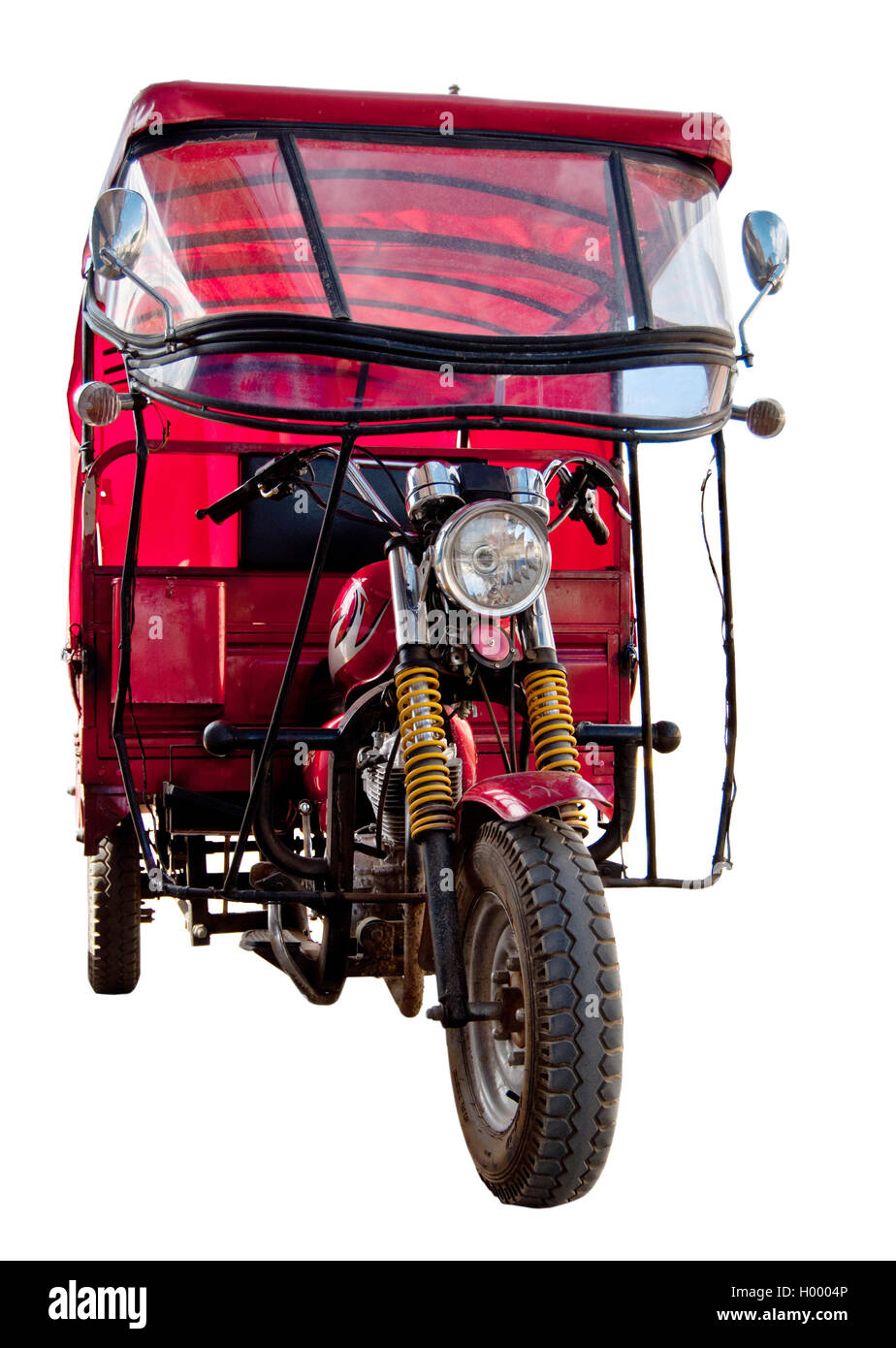 Taxi pousse-pousse à moteur rouge isolé sur blanc. Transport oriental traditionnel Banque D'Images