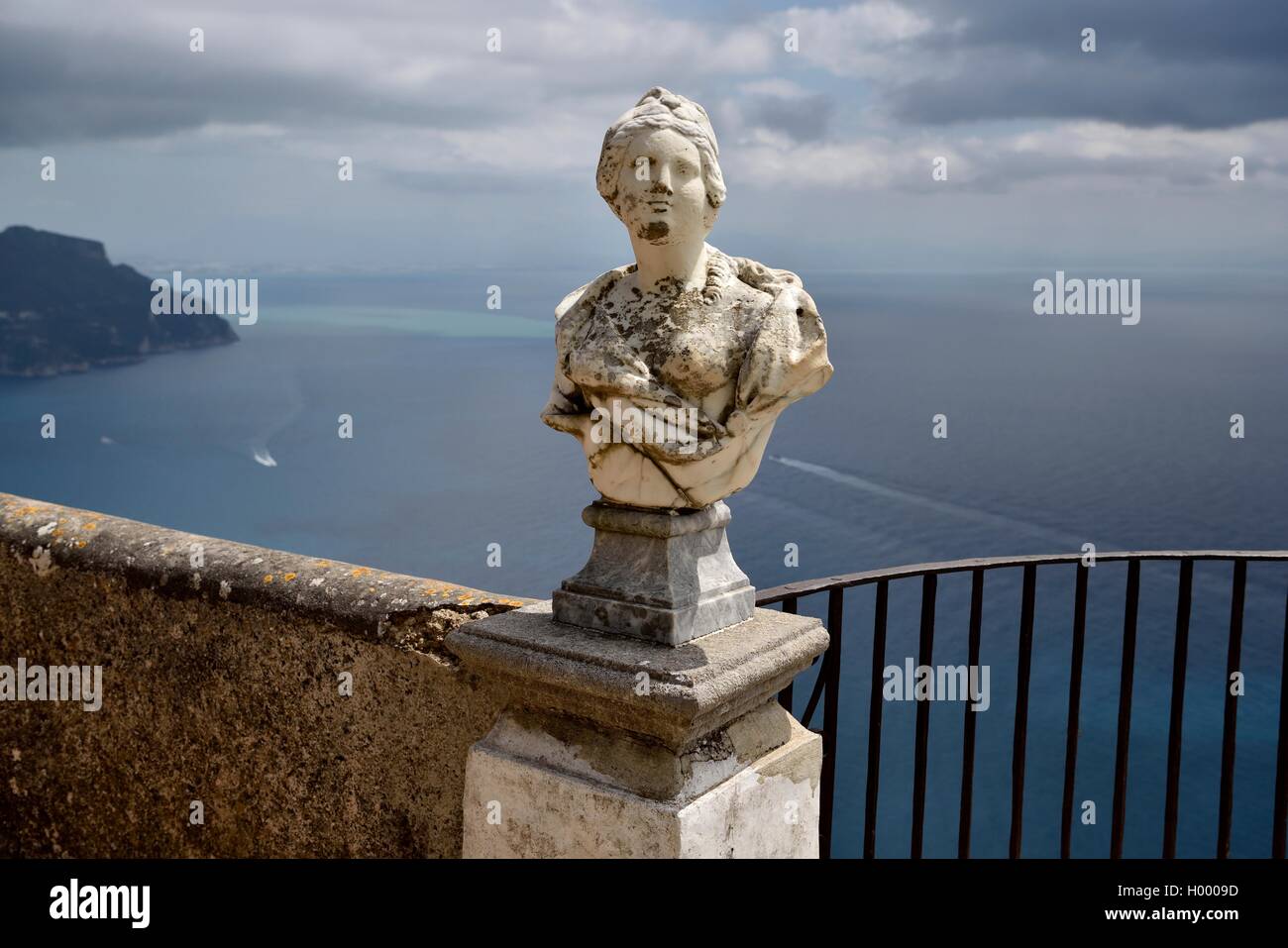 Buste en marbre le Terrazza dell'Infinito de la Villa Cimbrone, Ravello, Côte Amalfitaine, Costiera Amalfitana, Province de Salerne Banque D'Images