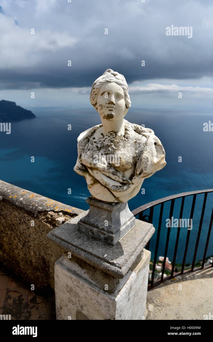 Buste en marbre le Terrazza dell'Infinito de la Villa Cimbrone, Ravello, Côte Amalfitaine, Costiera Amalfitana, Province de Salerne Banque D'Images