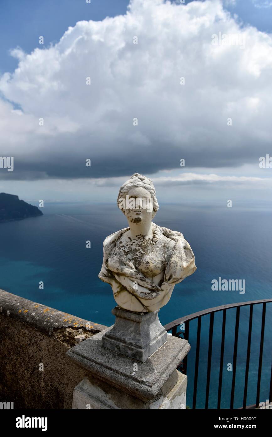 Buste en marbre le Terrazza dell'Infinito de la Villa Cimbrone, Ravello, Côte Amalfitaine, Costiera Amalfitana, Province de Salerne Banque D'Images