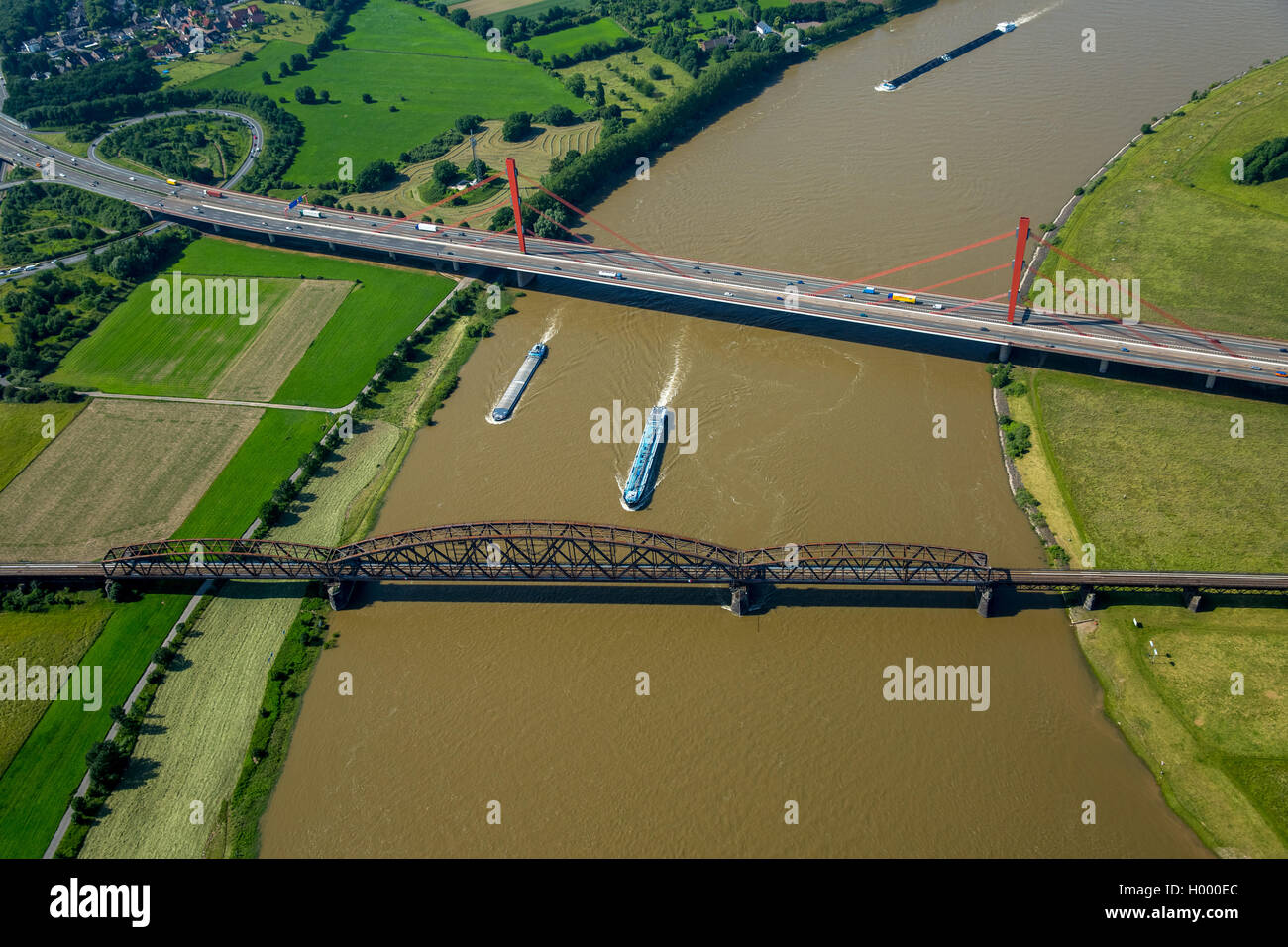 Luftbild, Rheinbogen mit braunem Rheinwasser Duisburg-Baerl Beeckerwerth und zwischen, Hochwasser, Eisenbahnbrücke, A42 Autoroute Banque D'Images