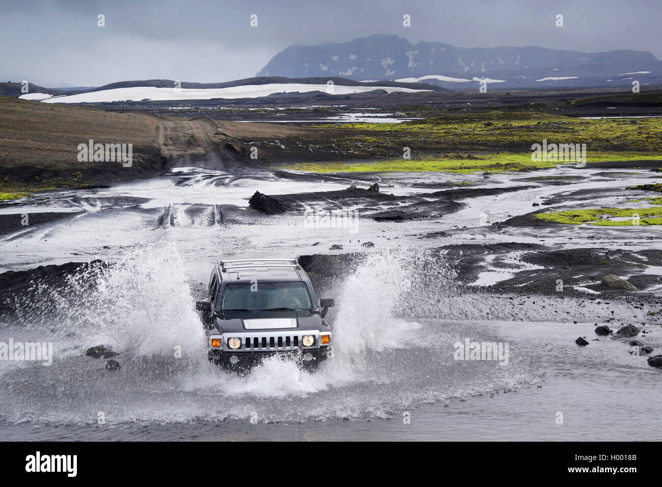 Véhicule hors route traversant une rivière, de l'Islande Banque D'Images