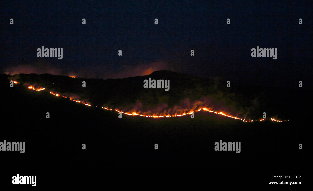Incendie dans les montagnes de boussole pour le contrôle de la végétation dans la nuit, Afrique du Sud, Eastern Cape, Camdeboo Parc National, Graaff Reinet Banque D'Images