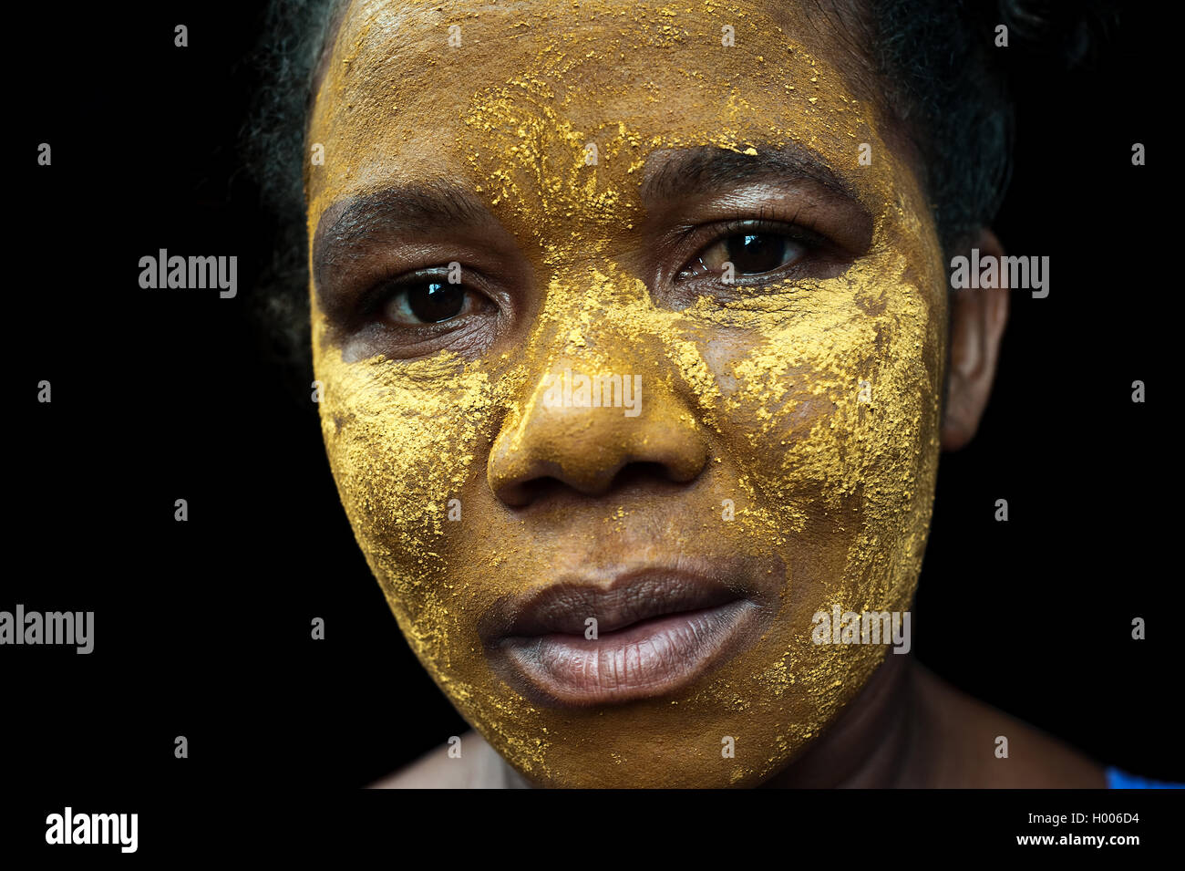 Femme Malgache portant un masque de beauté ( Madagascar) Banque D'Images