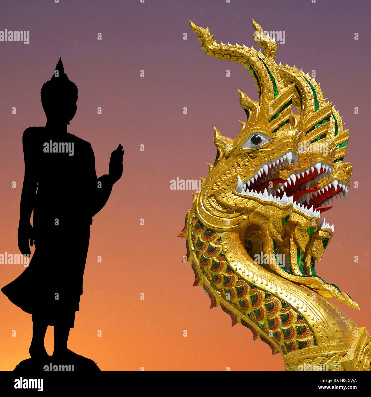 Bouddha en face de coucher du soleil à trois serpents Naga, Thaïlande, Ko Samui Banque D'Images