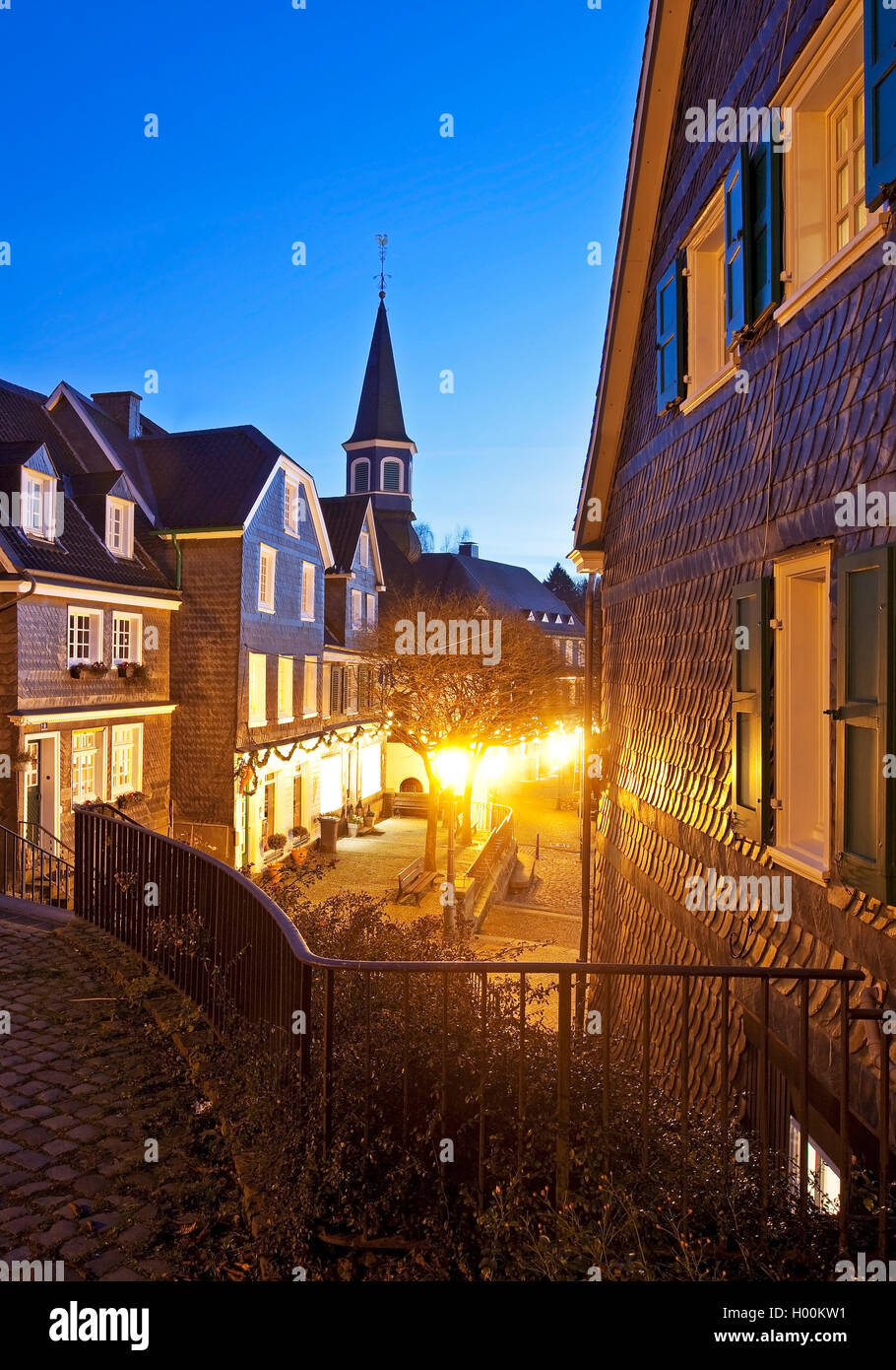 Vieille ville et église évangélique de Graefrath dans la soirée, l'Allemagne, en Rhénanie du Nord-Westphalie, région du Bergisches Land, à Solingen Banque D'Images