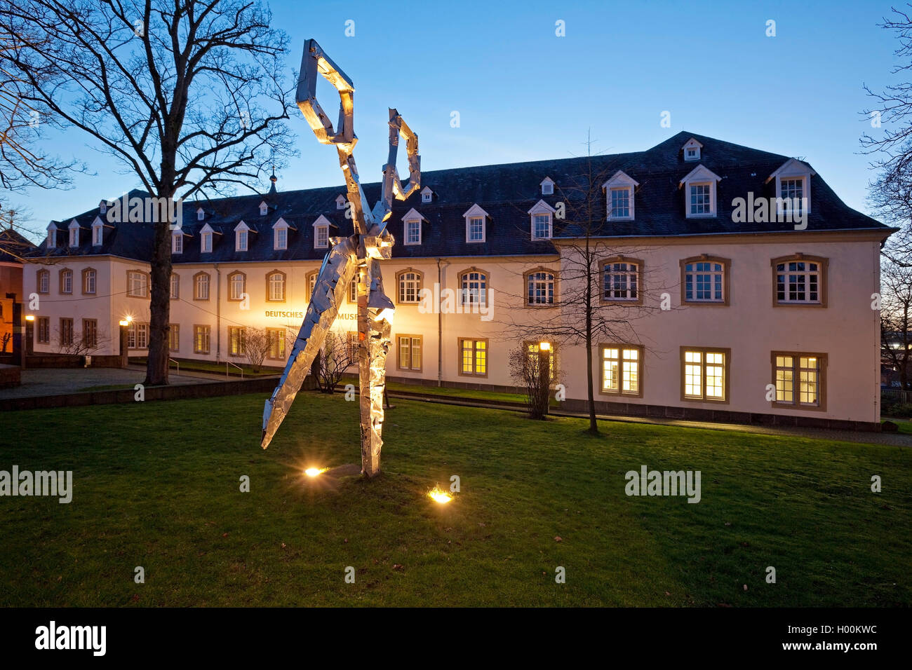 Ciseaux sculpture en face de l'Allemand Musée Lame Solingen, Allemagne, Rhénanie du Nord-Westphalie, région du Bergisches Land, à Solingen Banque D'Images