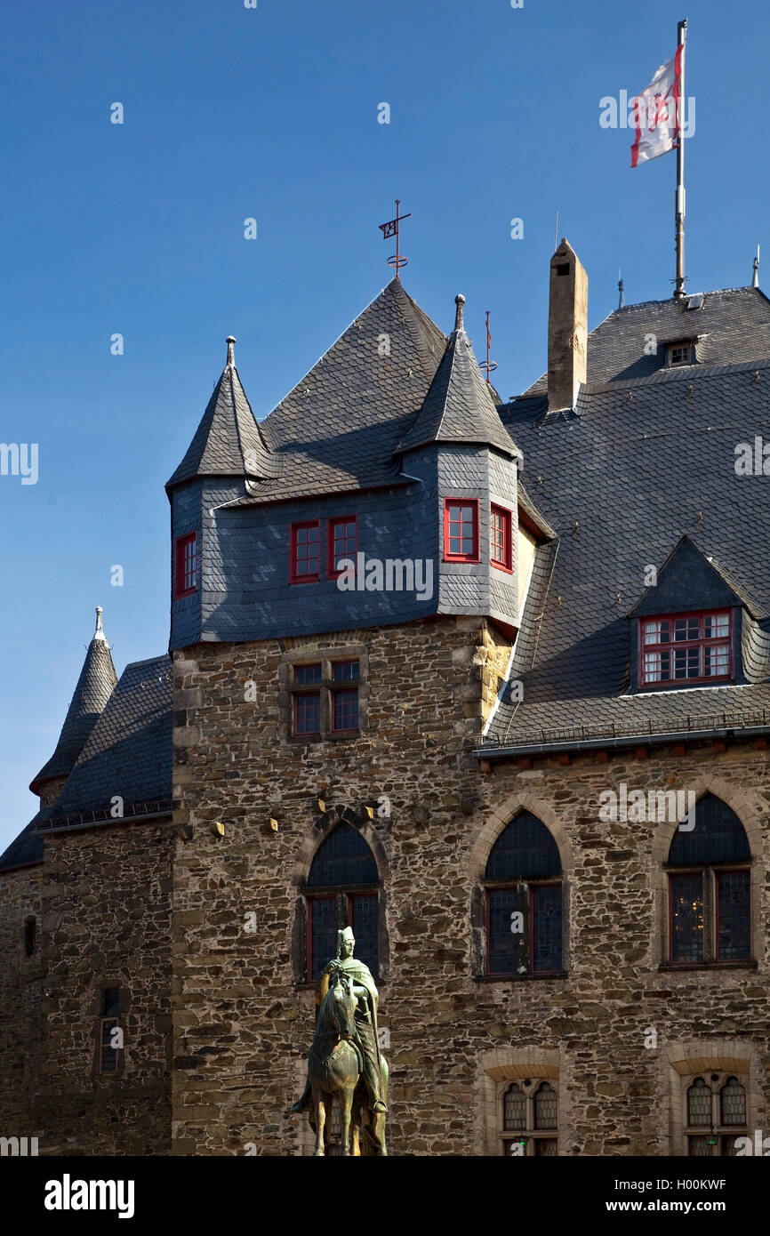 Burg Château avec statue équestre de l'archevêque Engelbert II, l'Allemagne, en Rhénanie du Nord-Westphalie, région du Bergisches Land, à Solingen Banque D'Images