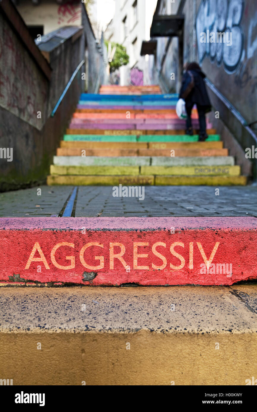 Le mot 'aggessive' on colorful perron, Scala, Holsteiner Treppe, Allemagne, Rhénanie du Nord-Westphalie, région du Bergisches Land, à Wuppertal Banque D'Images