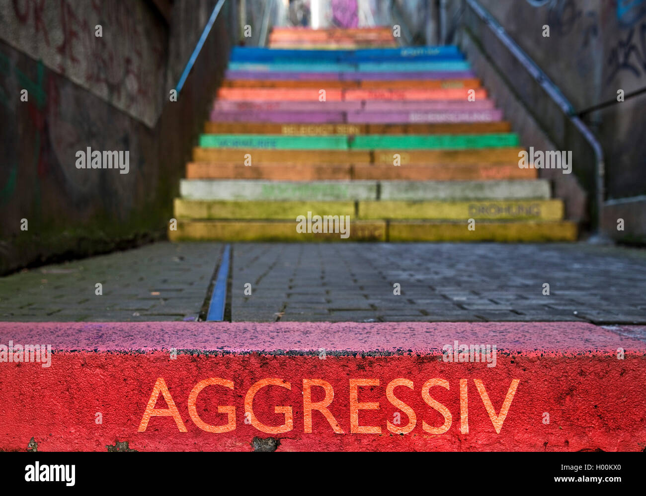 Le mot 'aggessive' on colorful perron, Scala, Holsteiner Treppe, Allemagne, Rhénanie du Nord-Westphalie, région du Bergisches Land, à Wuppertal Banque D'Images