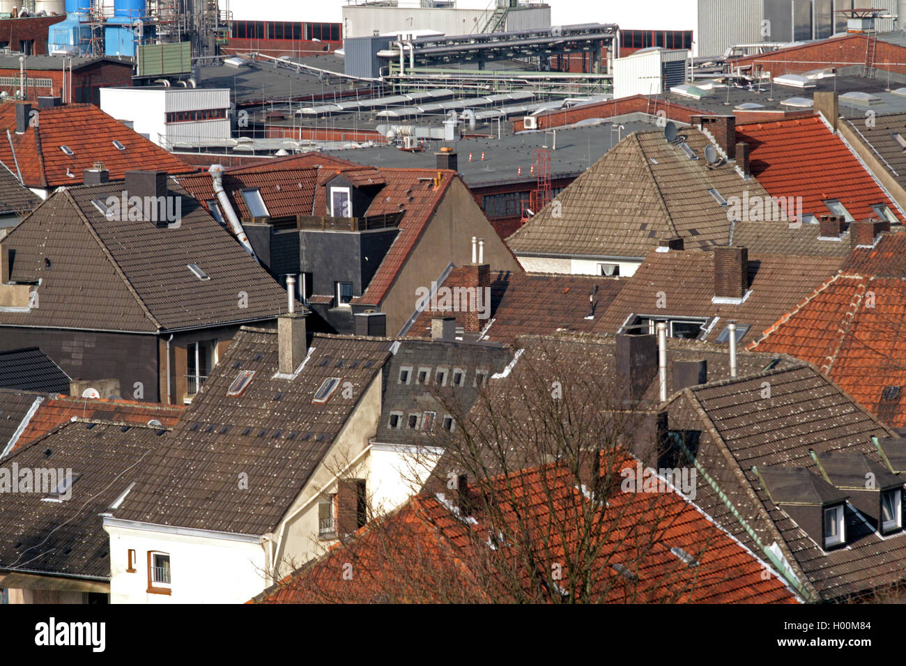 Les toits des bâtiments d'après-guerre et en arrière-plan de l'usine de produits chimiques, de l'Allemagne Banque D'Images