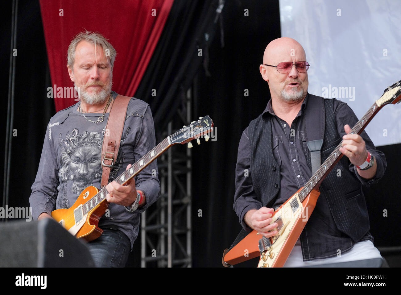 Jyrki "boueux" Manninen et Andy Powell de Wishbone Ash effectuant à Weyfest, Farnham, Surrey, Royaume-Uni. Le 20 août 2016. Banque D'Images