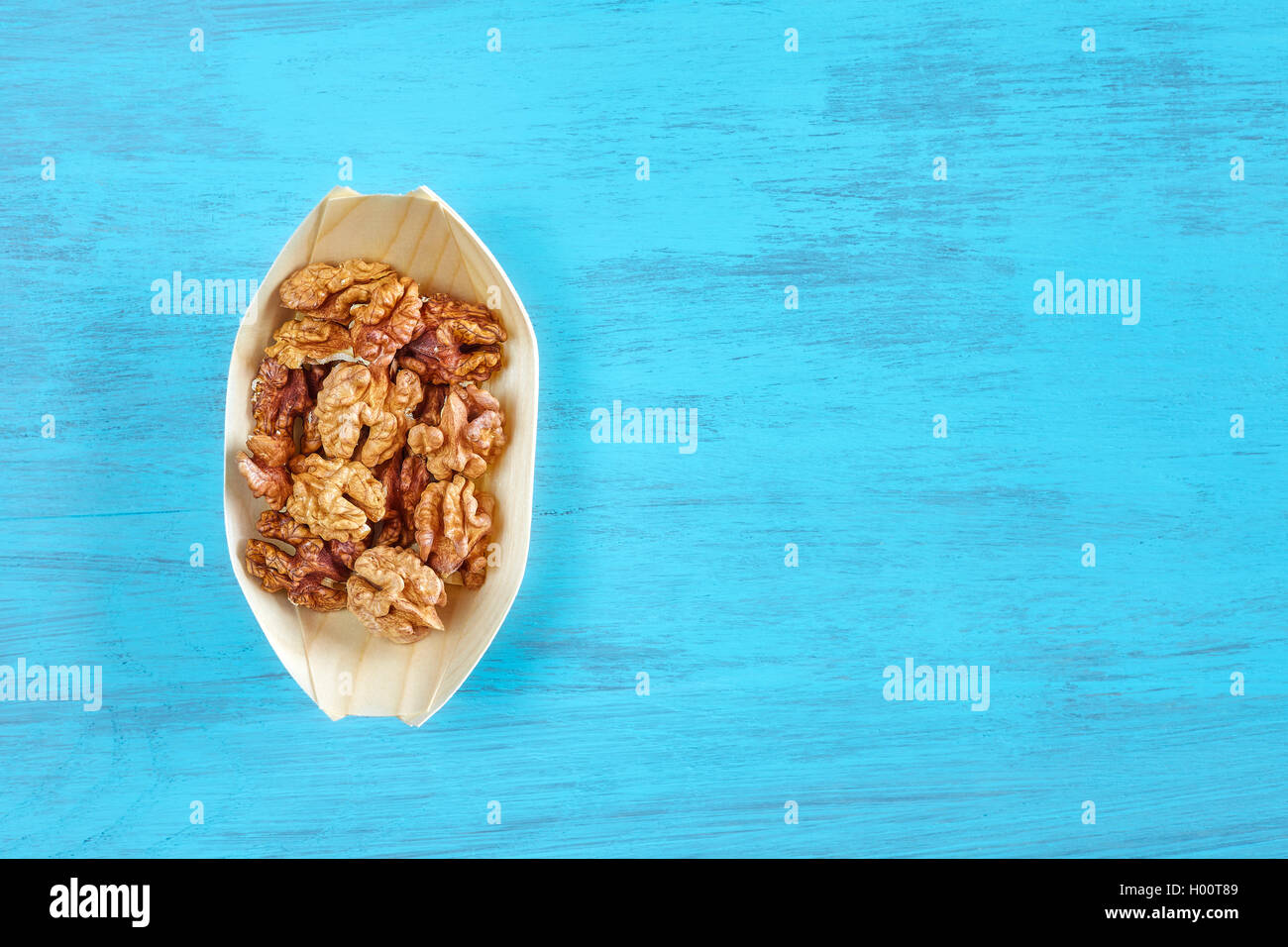 Les noix dans un bol en bois sur une table rustique, de l'espace pour le texte. Banque D'Images