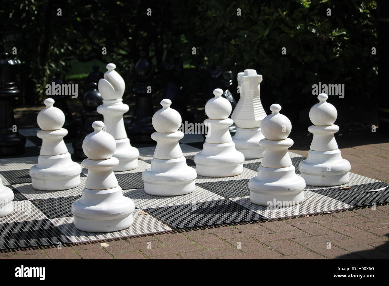D'échecs géant, jeu de société, jeu, Londres, parc, l'été, jeux, fun, touristiques, jeu de plein air, party, divertissant Banque D'Images