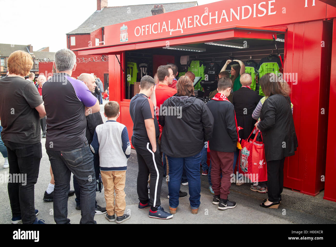 Fans de files d'attente des produits officiels à caler au stade d'Anfield Liverpool FC Liverpool Merseyside UK Banque D'Images