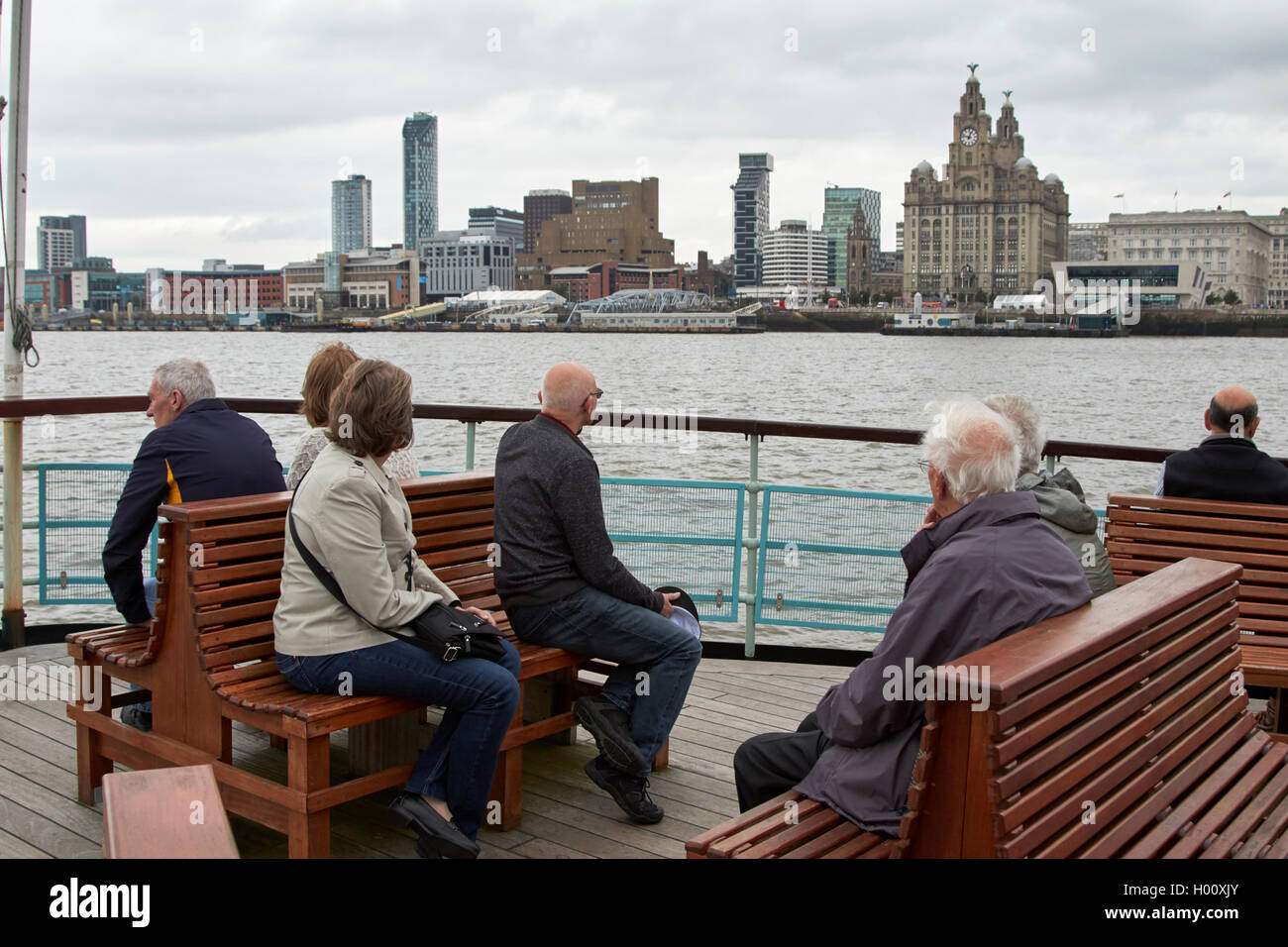 Les passagers de pont d'observation de la Mersey ferries ferry traverser la Mersey Liverpool Merseyside UK Banque D'Images