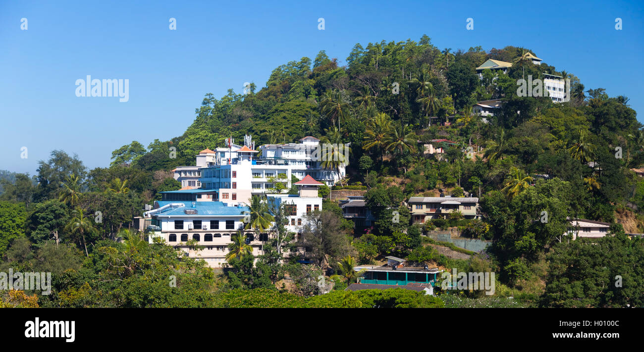KANDY, SRI LANKA - février 26, 2014 : Avis de Kandy hôtels sur la colline parlementaire. Accueil de Kandy est le Temple de la Dent Sacrée, l'un des Banque D'Images