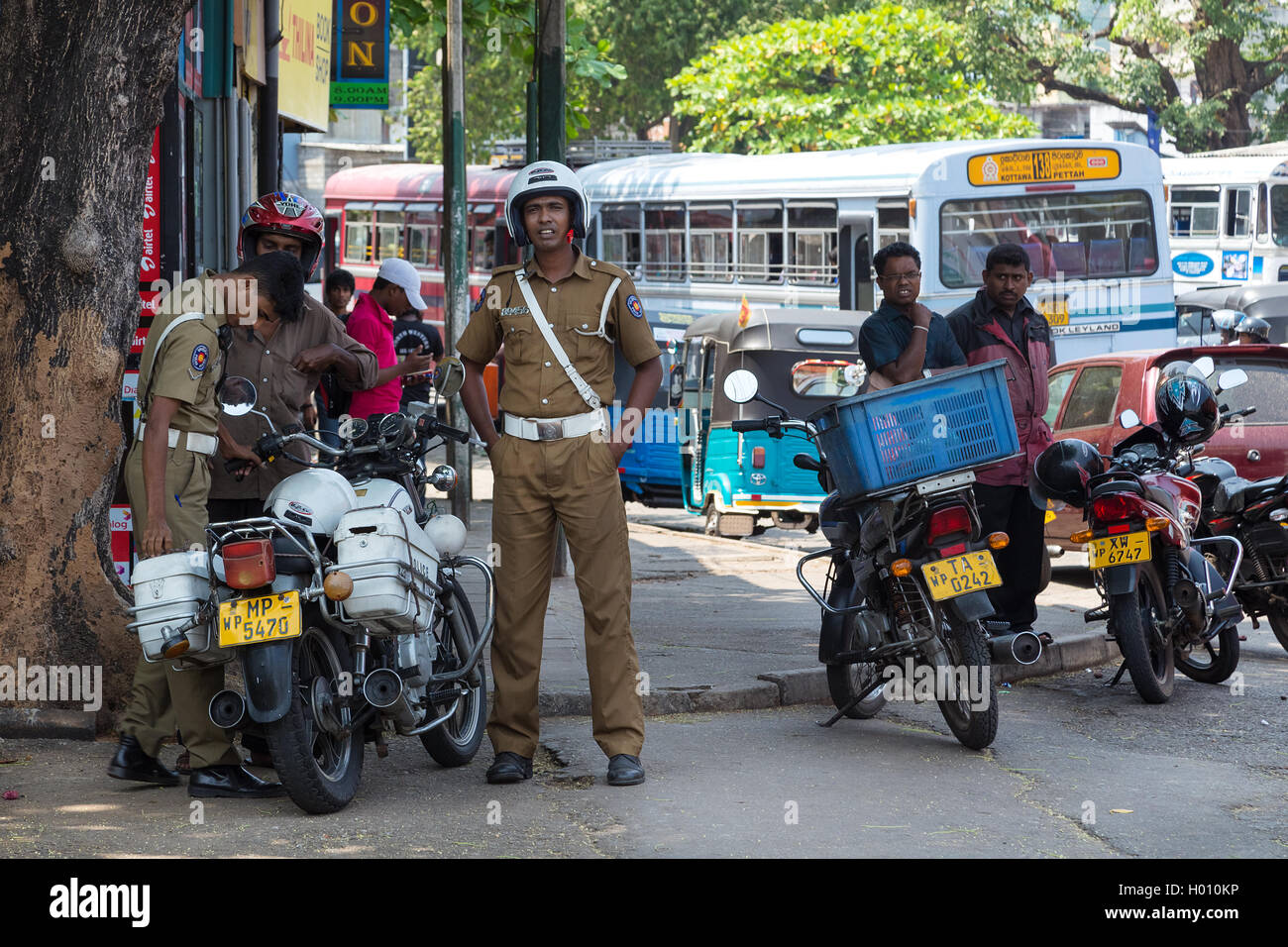 COLOMBO, SRI LANKA - le 22 février 2014 : Groupe de policiers debout sur rue. La police sri lankaise a force de main-d'une app Banque D'Images