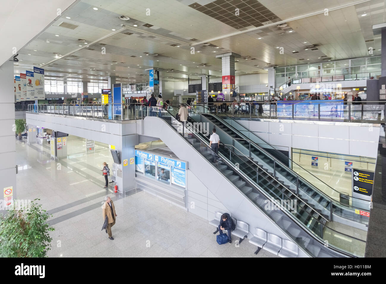 BELGRADE, SERBIE - février 18, 2014 : Les passagers à l'escalator et hall à l'aéroport de Belgrade Nikola Tesla, la croissance est la ma Banque D'Images