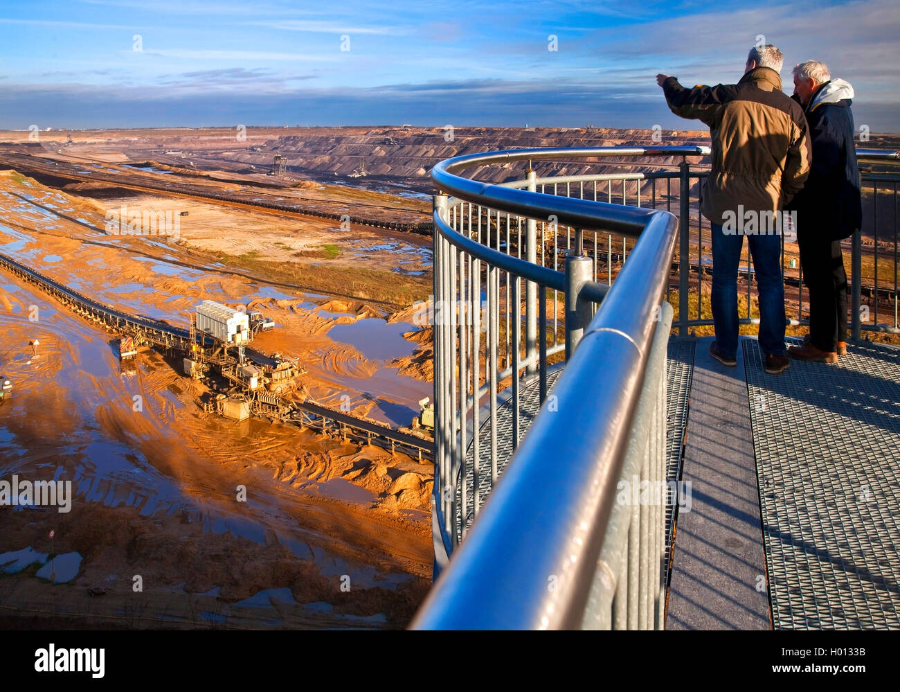 Deux hommes sur le pont d'observation Jackerath, Garzweiler charbon brun surface mining, l'Allemagne, en Rhénanie du Nord-Westphalie, Garzweiler Banque D'Images