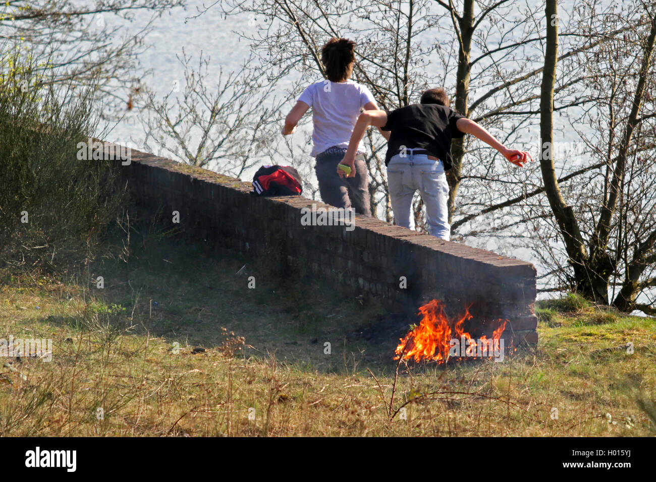 Adolescents attiser la flamme et prendre son envol pour échapper à la répression , Allemagne Banque D'Images