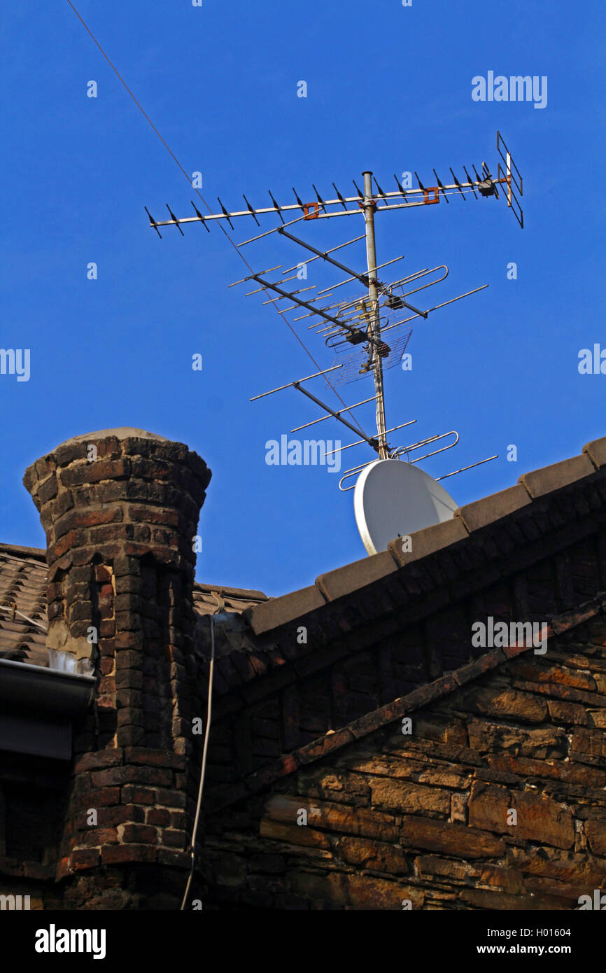 Antenne de télévision et antenne satellite sur un toit, Allemagne Banque D'Images