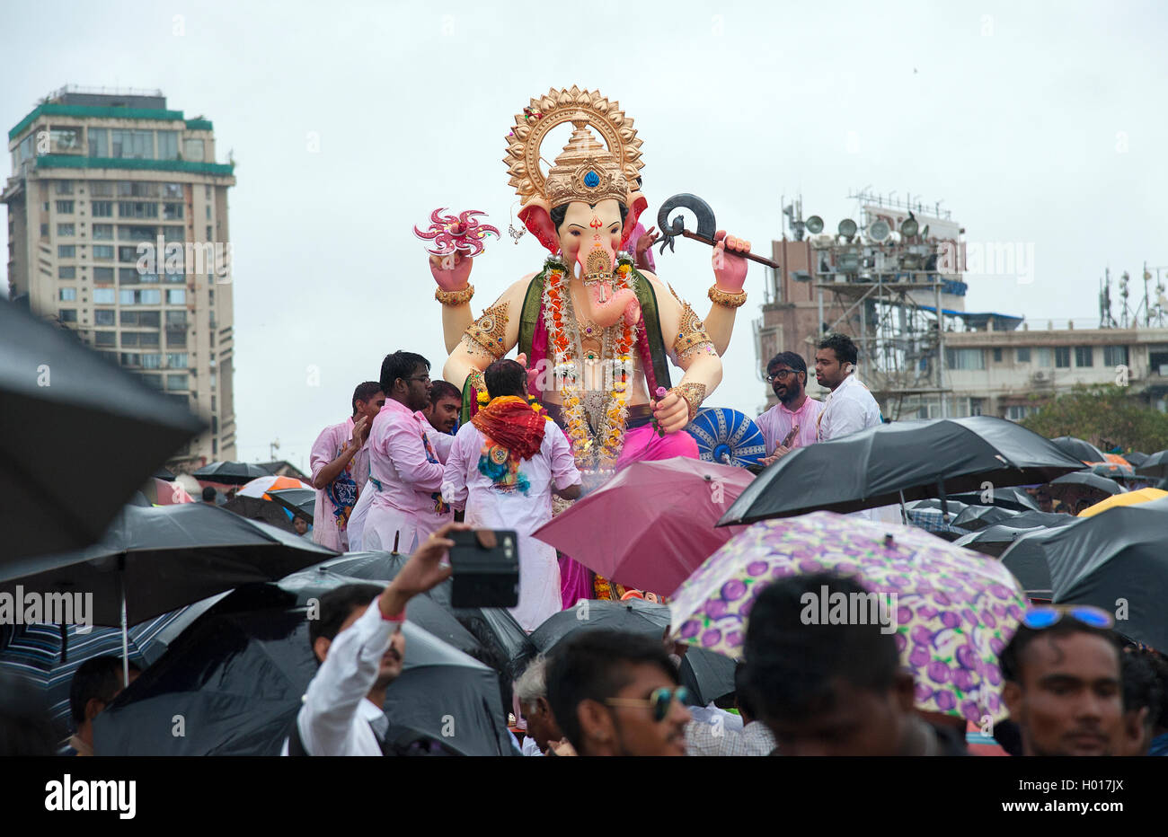 L'image de Ganpati Visarjan à Girgaum chowpatty, Mumbai, Maharashtra, Inde Banque D'Images